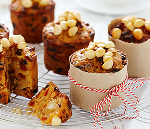 Mini Blonde Christmas Cakes